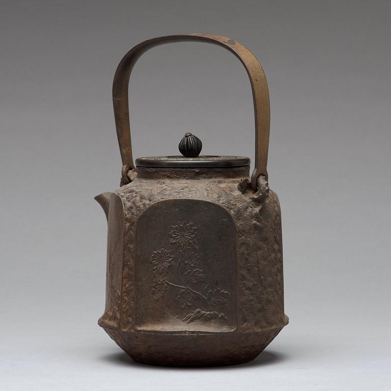 TEKANNA med LOCK, järn. Japan, Meiji (1868-1912).