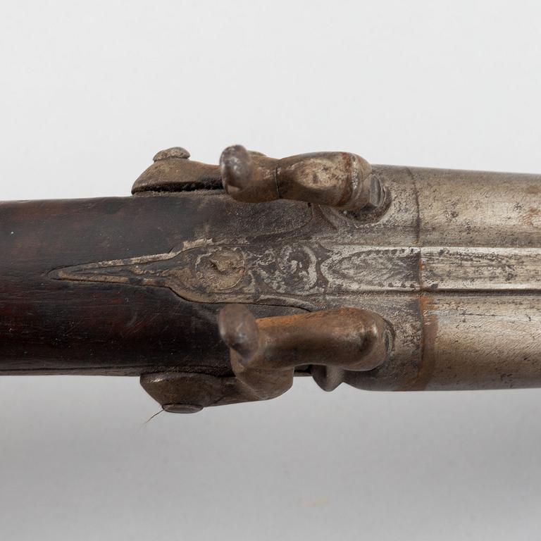 Slaglåspistol, svensk, m/1852 för postiljon, samt en dubbelpipig slaglåspistol.
