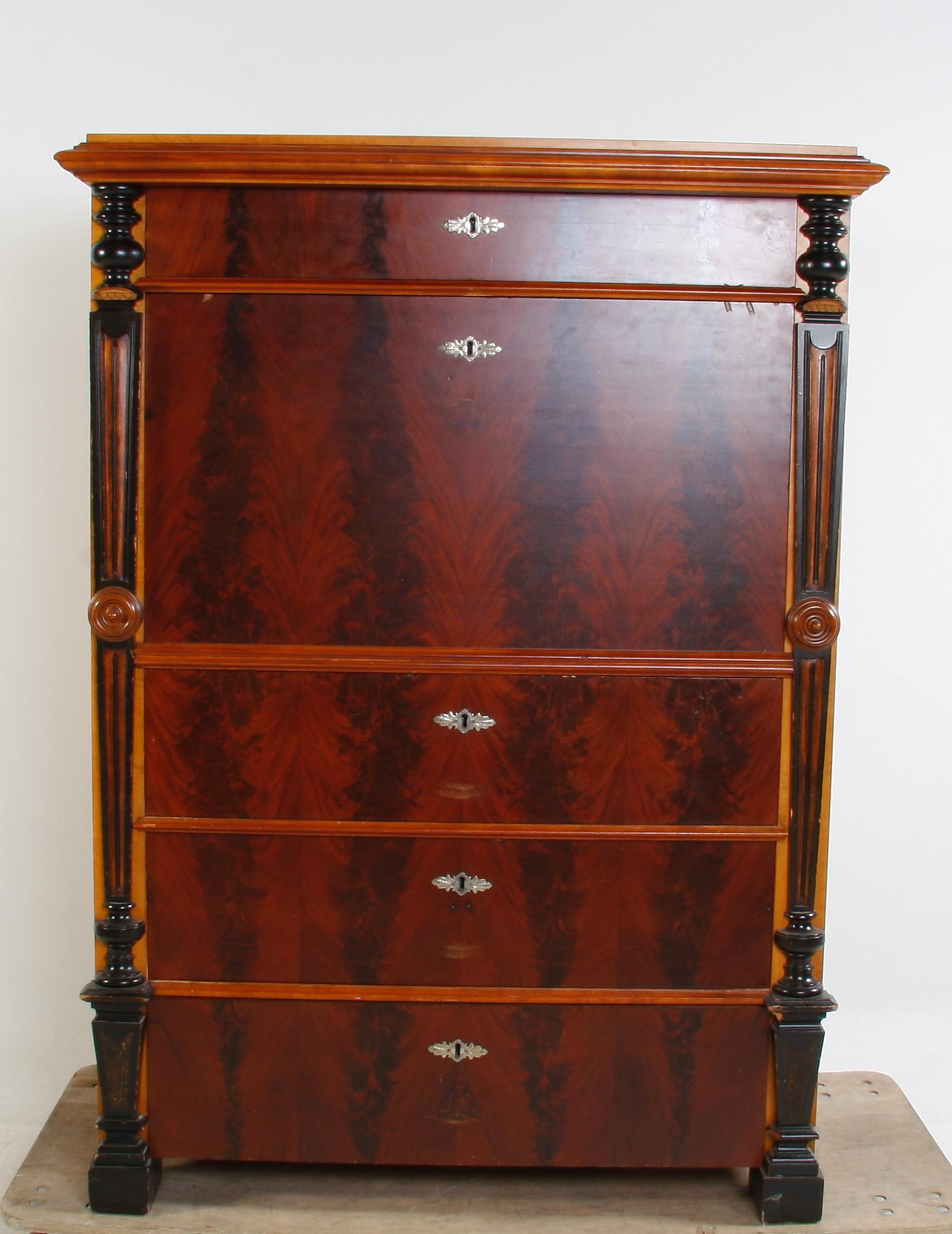 CHIFFONJÉ, nyrenässans. 1800-talets slut.