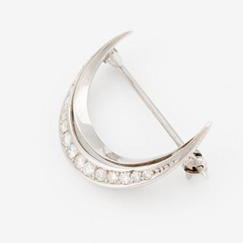 Brooch in the shape of a crescent moon, 18K white gold with round brilliant- and single-cut diamonds.