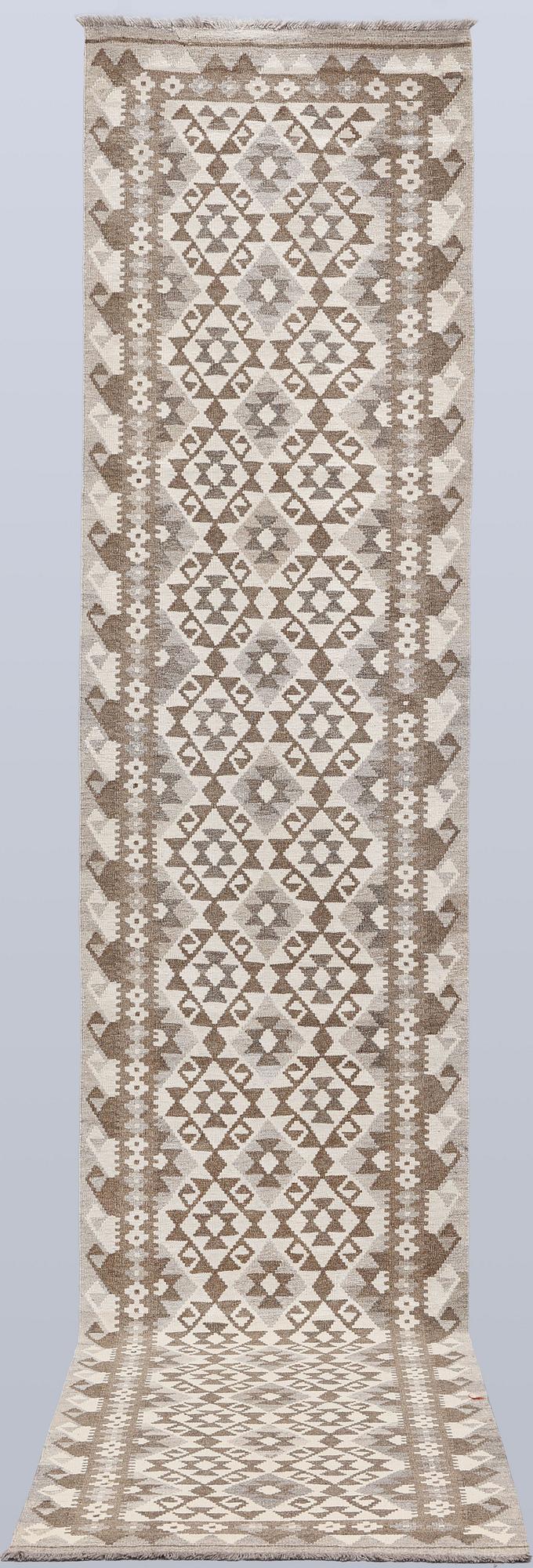 A Kilim runner, approx. 400 x 81 cm.