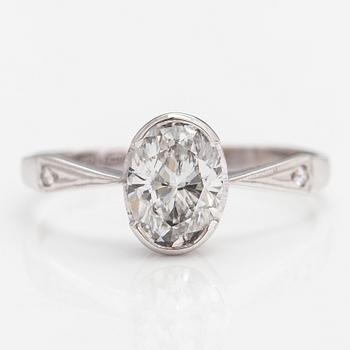 Ring, 18K vitguld och oval diamant ca. 1.00 ct enligt certifikat.