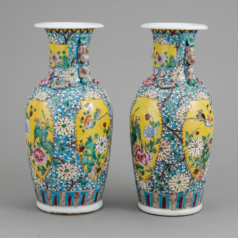 URNOR, ett par, porslin, Kina, 1900-tal.