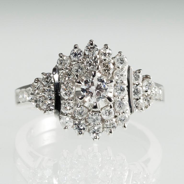 RING, platina, briljantslipade diamanter tot. 1,01 ct. Vikt 6,4 g.