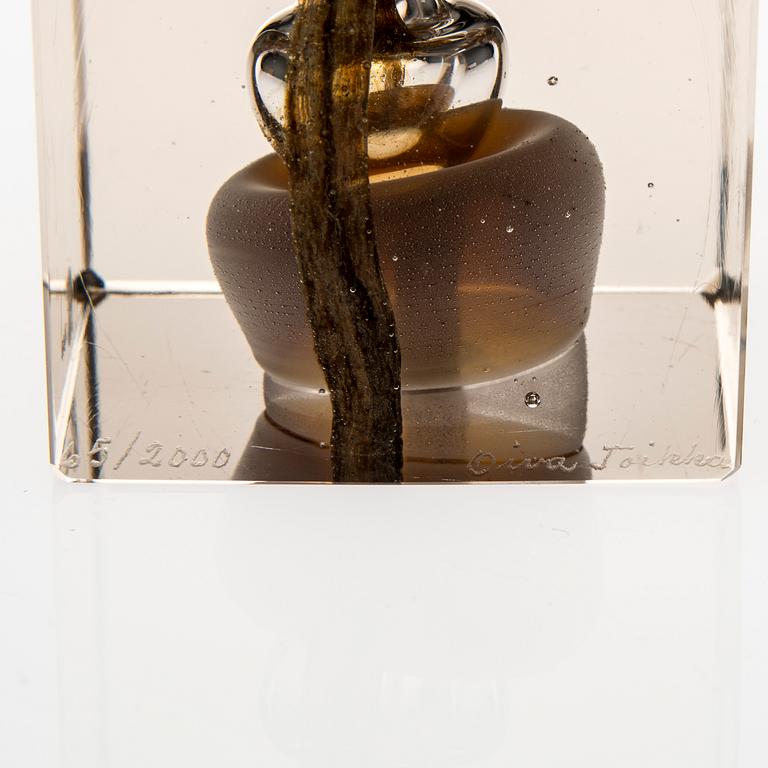 ÅRSKUB, glas, signerad Oiva Toikka, Nuutajärvi 1977, numrerad 65/2000.