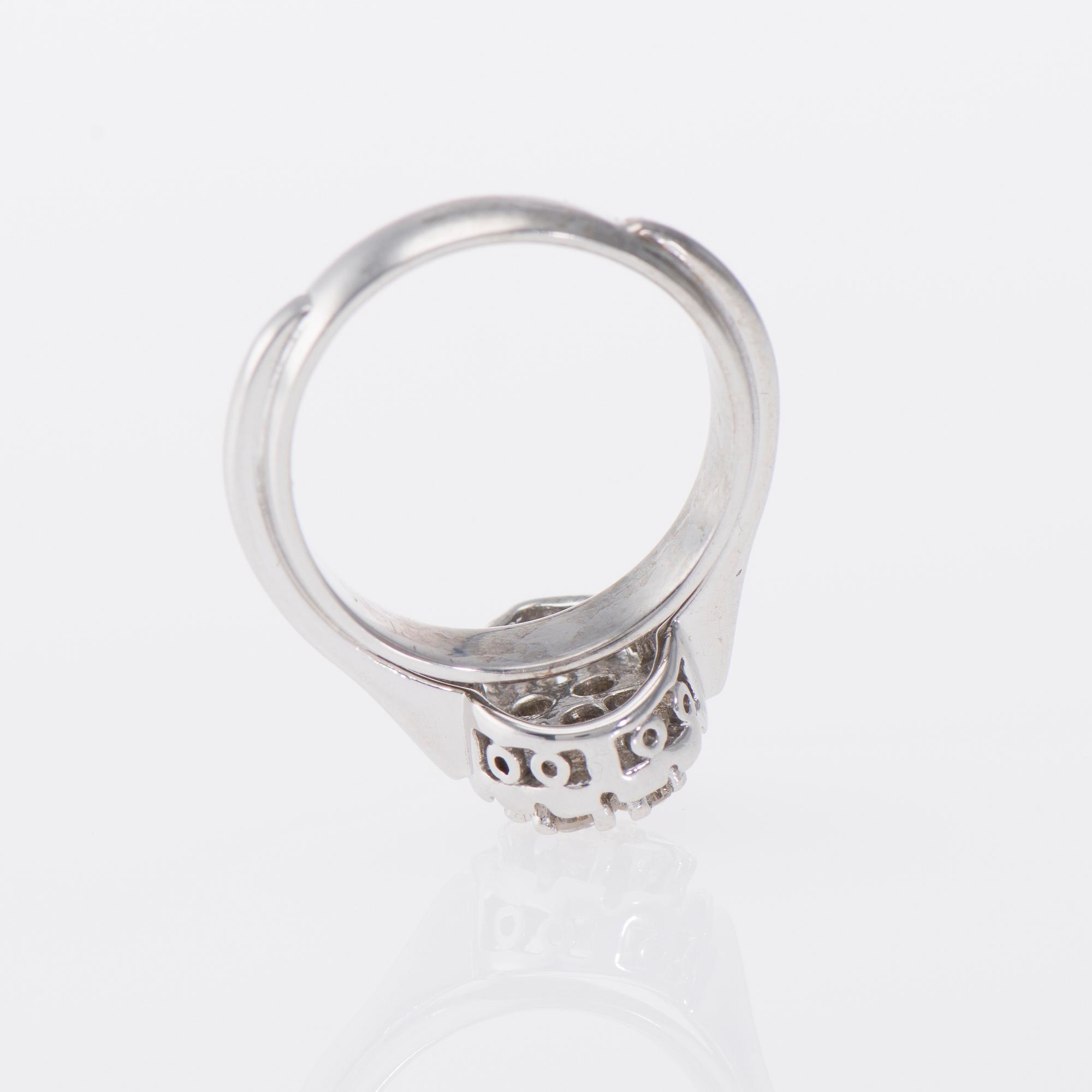 RING, 14K vitguld, diamanter tot. ca 0,55 ct, Paino 6,2 g.