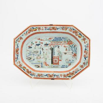 A Chinese porcelain dish, 18th century.