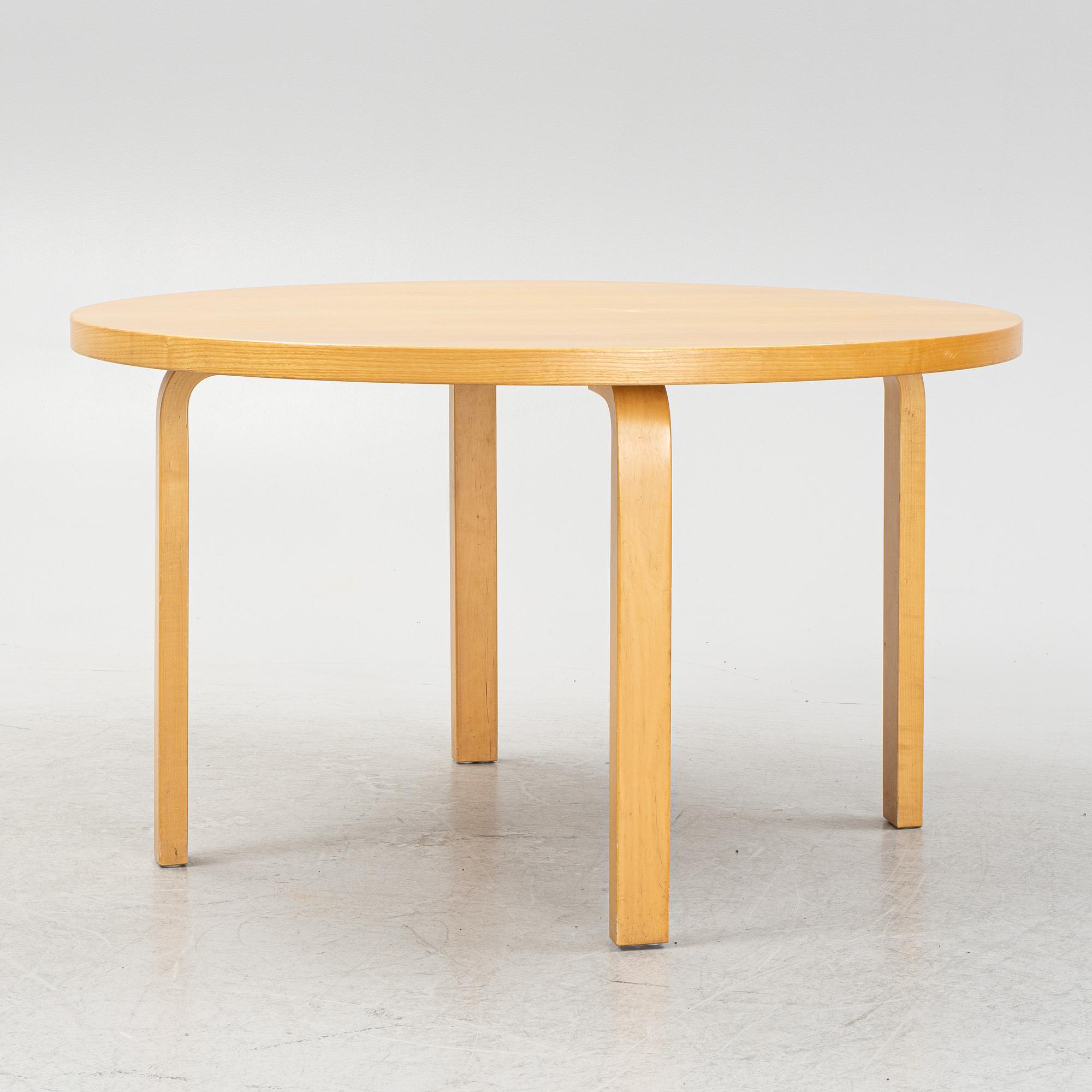 An Alvar Aalto, dining table, model 91, Artek, Finland.