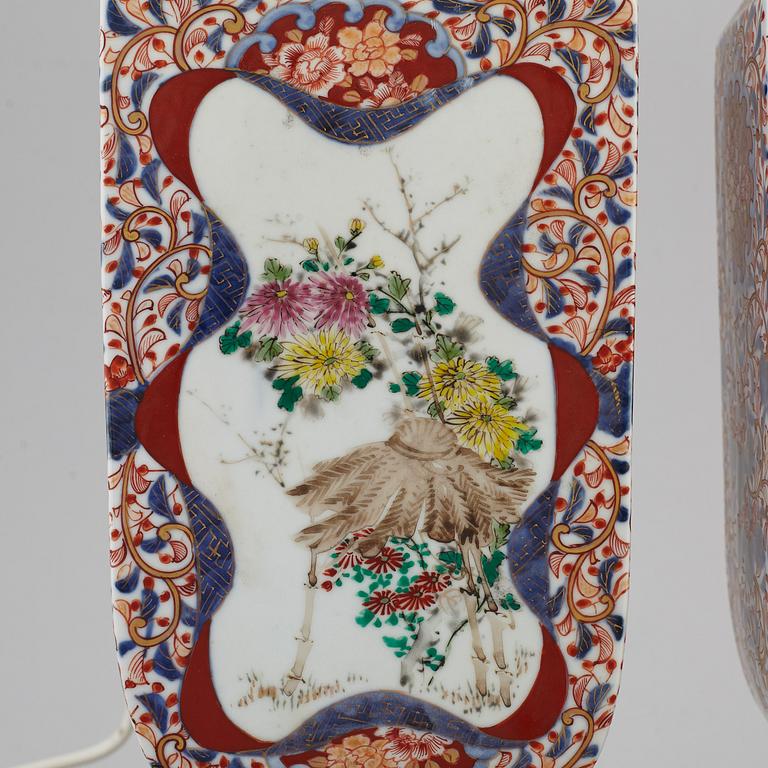 VASER omgjorda till BORDSLAMPOR, ett par, porslin. Japan, 1800-tal.