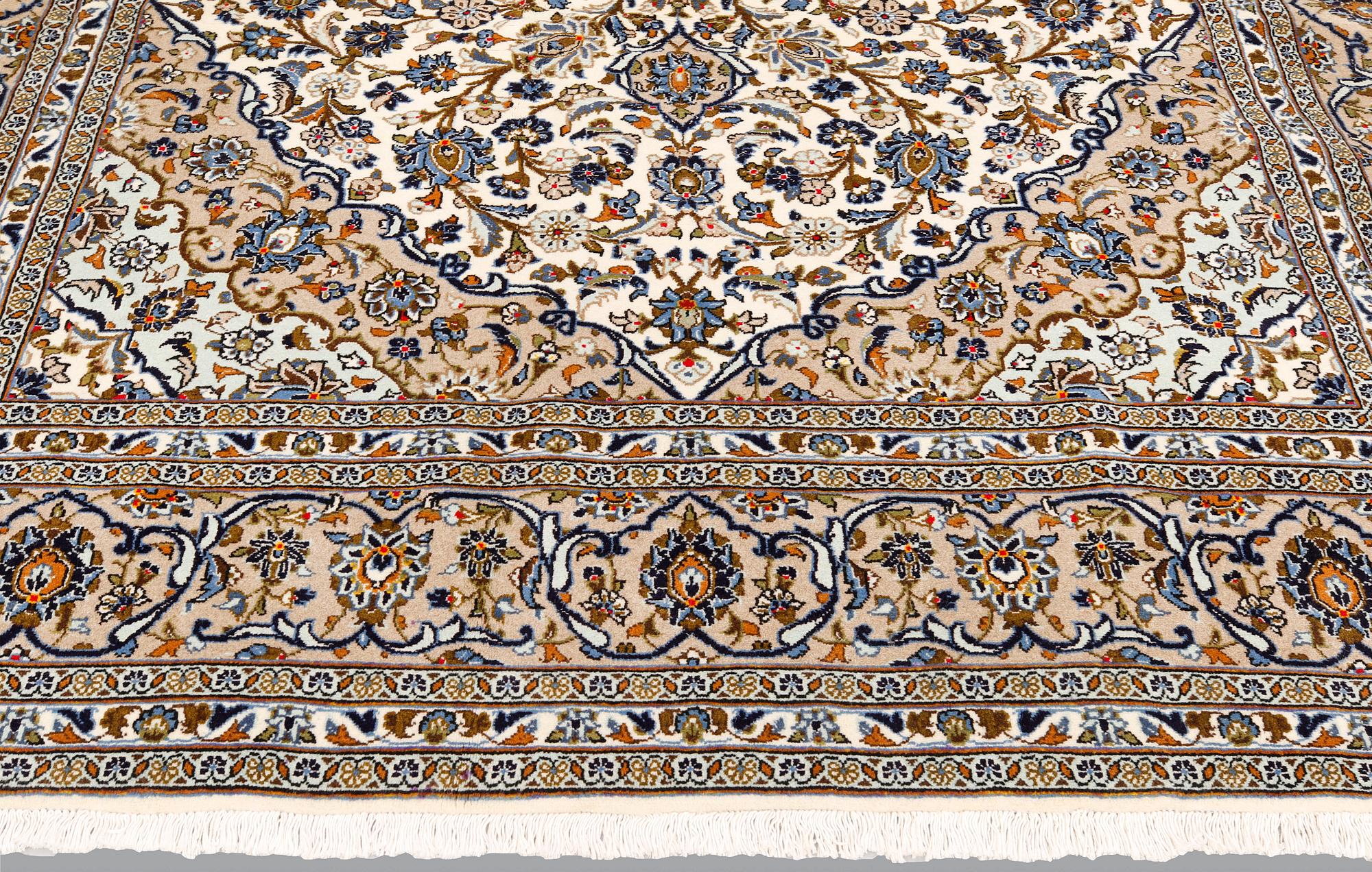 A Kashan carpet, ca 355 x 252 cm.