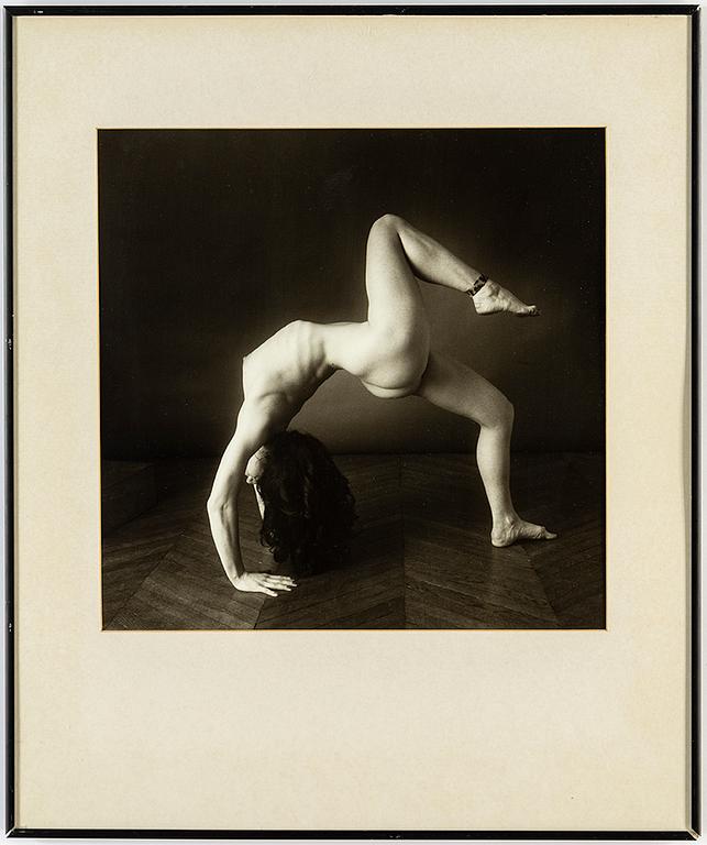 BETTINA RHEIMS, silvergelatinfotografi Signerad Bettina Rheims och daterad mars 1981 och numrerad 2/10 a tergo.