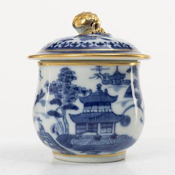 Service pieces, 12 pieces, company porcelain. Qing dynasty, circa 1800.