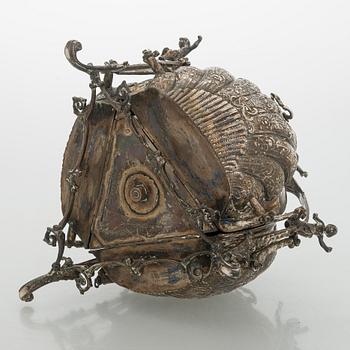 Biscuit / bread warmer, silver, Holland, later half of the 20th century.