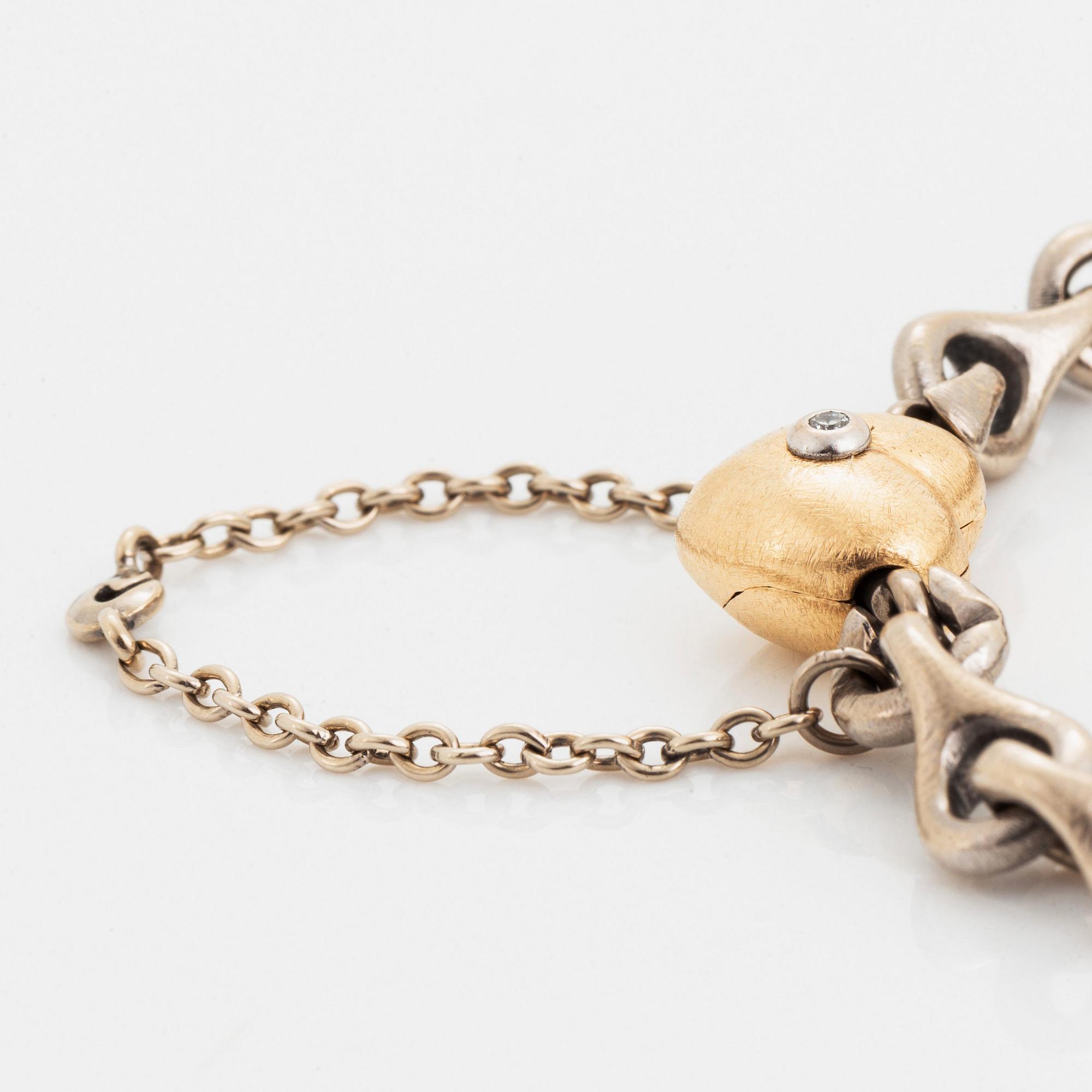 An Ole Lynggaard bracelet with a detachable clasp in 14K white gold and gold.