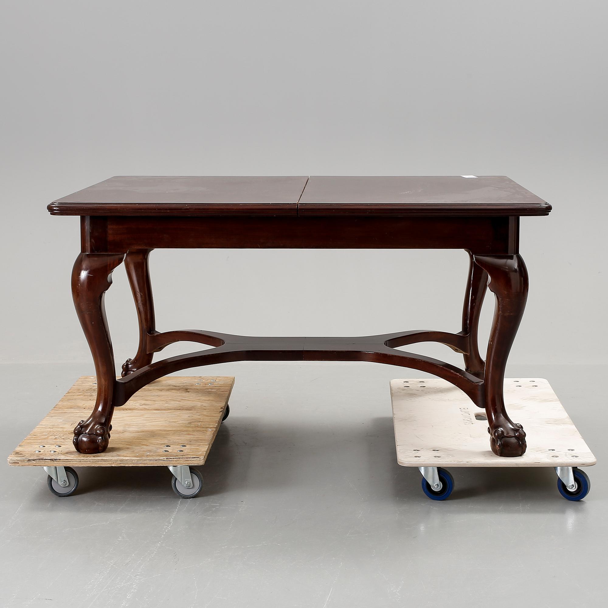 MATSALSMÖBLEMANG, 13 delar, senbarockstil, AB Mobilia, Malmö, 1900-talets första hälft.