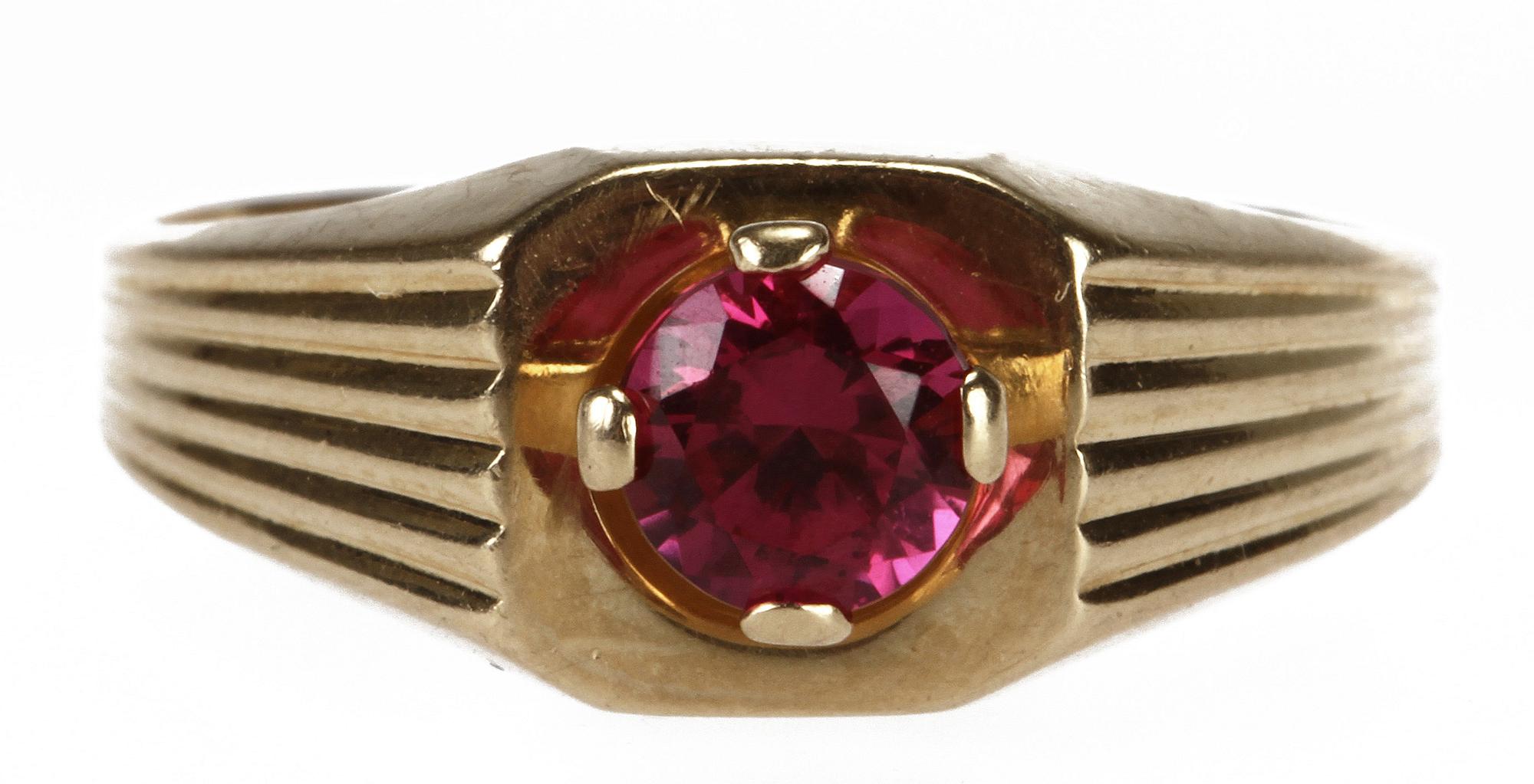 RING, 18k guld med röd sten.