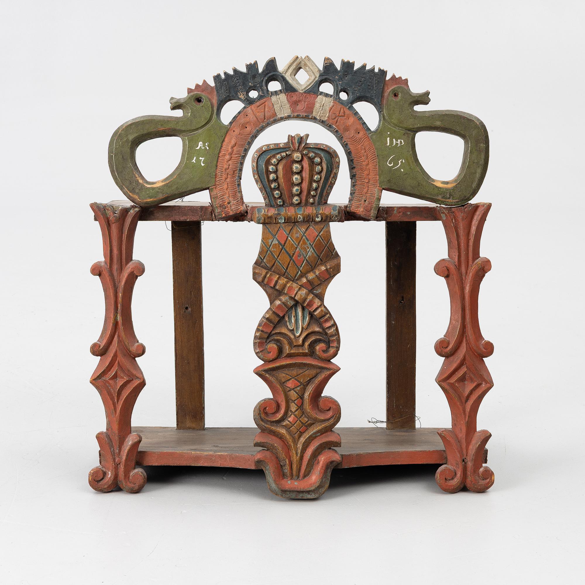 A Swedish carved and painted folk art shelf from Hälsingland, 18th / 19th century.