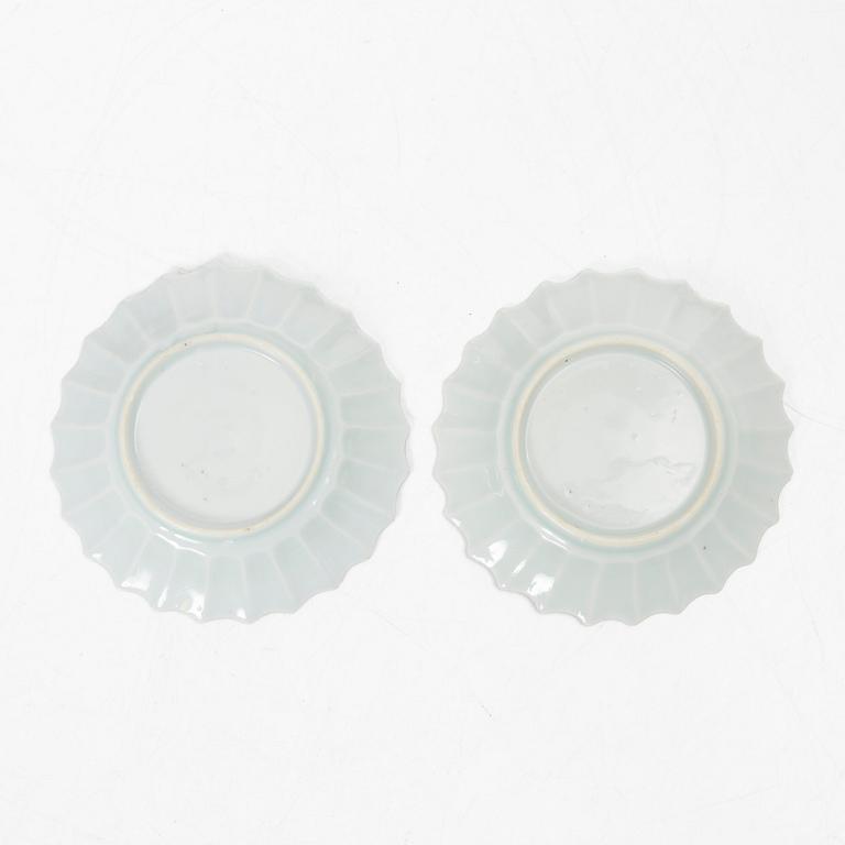 Koppar med fat, ett par, porslin, Kina, Qingdynastin, Kangxi (1662-1722).