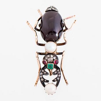 A BROOCH, garnets, emerald, diamonds, pearls, 14K (56) gold. St. Petersburg 1908-1917.