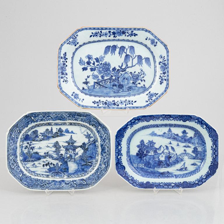 Three export porcelain serving dishes, China, Qianlong (1736-95).