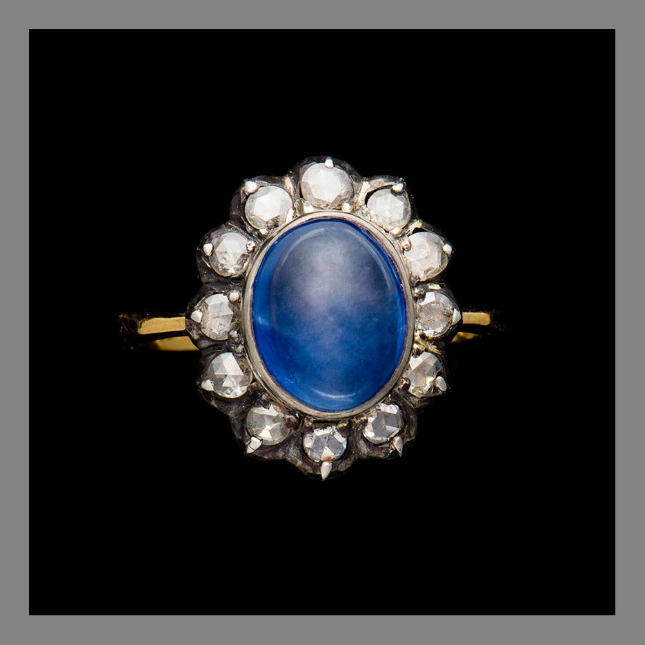 RING, 14K (56) guld, cabochonslipad safir, rosenslipade diamanter. Vikt ca 4,4 g.
