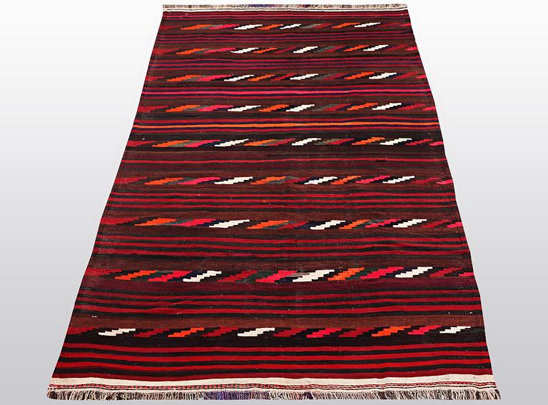 A carpet, semi-antique Kilim Kashghai, ca 360 x 138 cm.