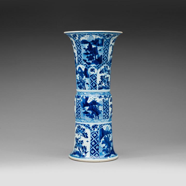 A large blue and white vase, Qing dynasty, Kangxi (1662-1722).