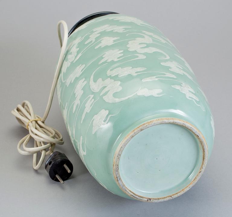 BORDSLAMPA, porslin, Kina, 1900-tal.