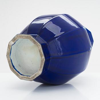 A porcelain vase, China, 20th century.