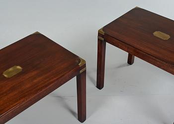 SIDOBORD, ett par, engelsk stil, 1900-talets andra hälft.