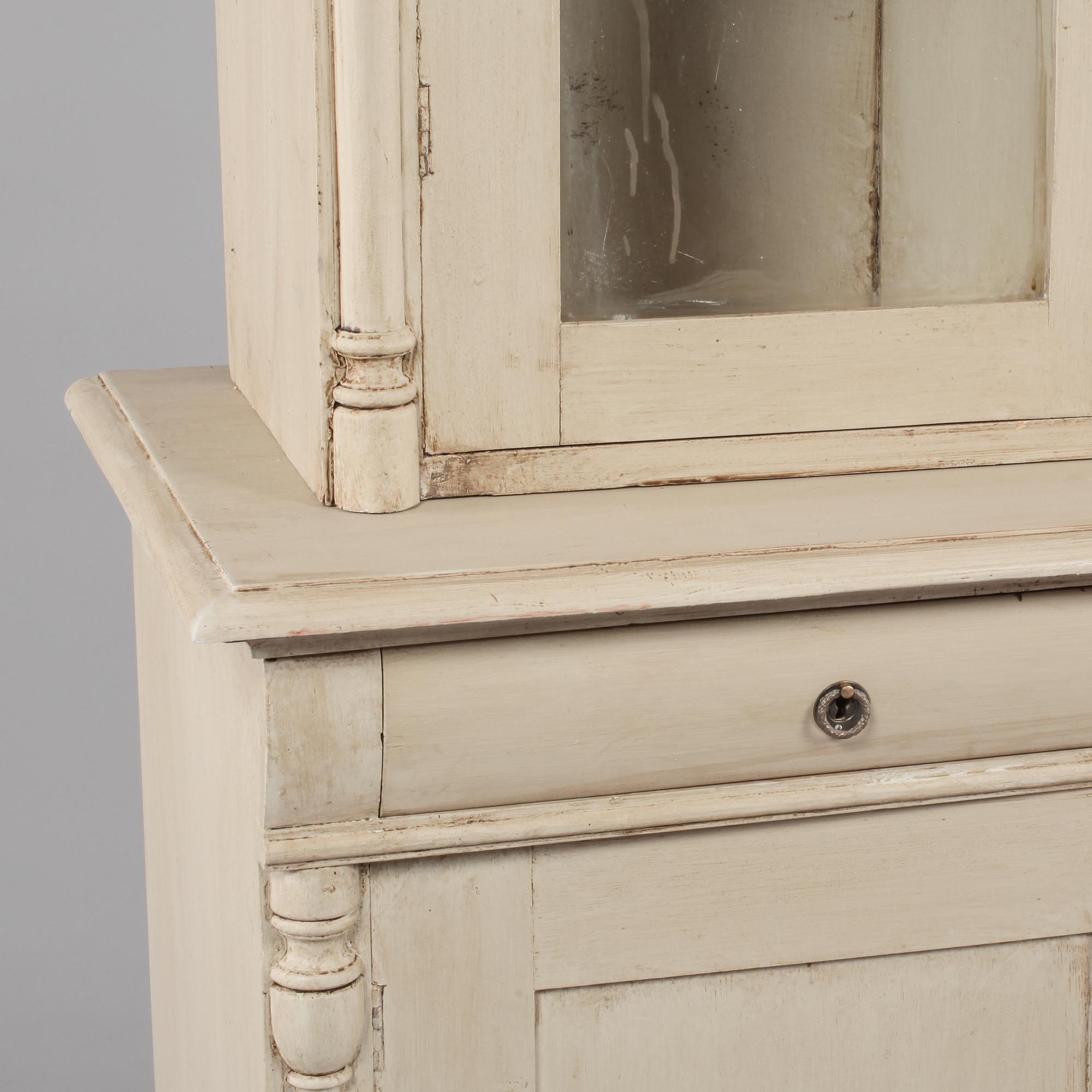 VITRINSKÅP, 1800-tal.