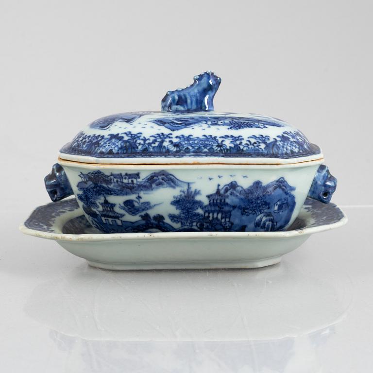 A blue and white export porcelain butter dish with stand and dover, China, Qianlong (1736-95).