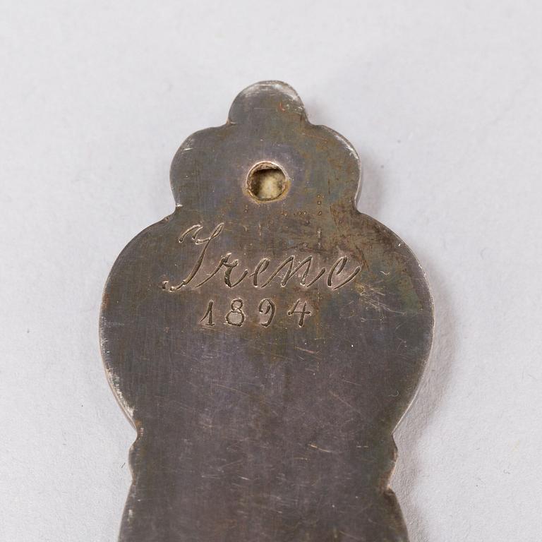 TÅRTSPADE, metall med emaljinläggningar, bär datering 1894.