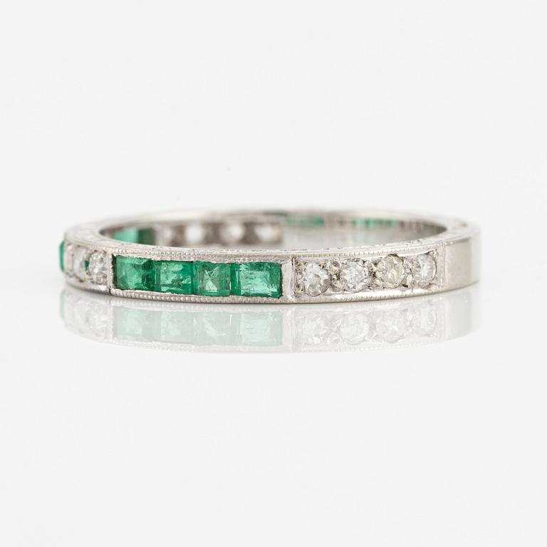 Ring, alliance, 18K white gold with square-cut emeralds and old-cut diamonds.