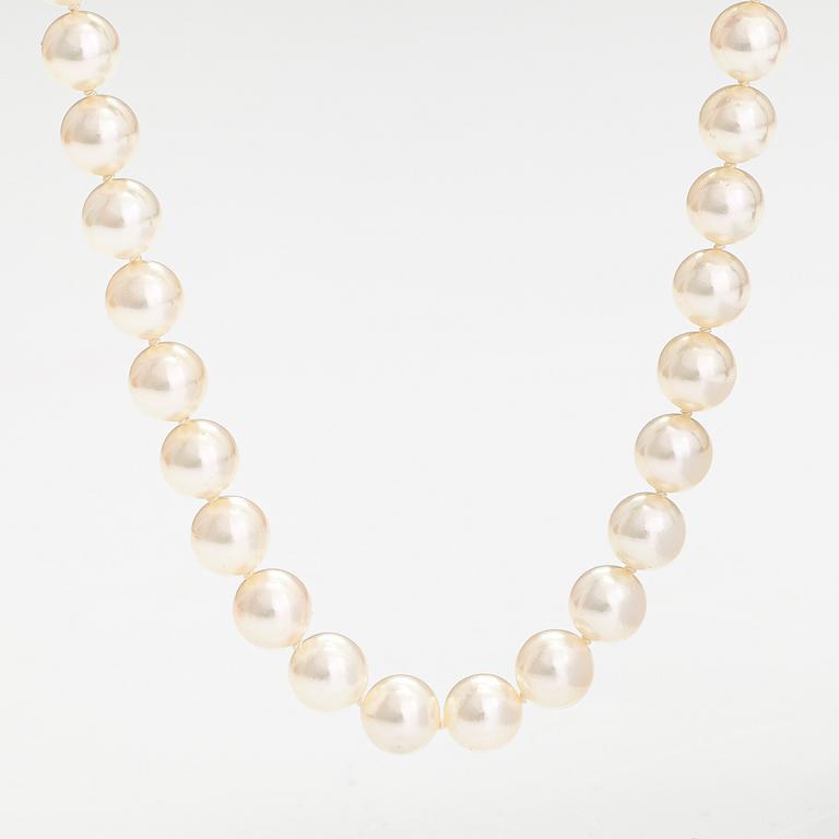 A pearl collier with ajoya pearls and a 14K gold clasp. Torbjörn Tillander, Helsinki 2015.