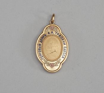 MINNESJETONG, guld 'en trois couleurs' och emalj, ostämplad, Fabergé, 1900-talets början.