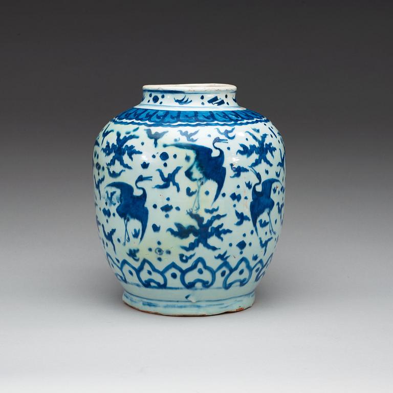 A blue and white jar, Ming dynastin, Wanli (1572-1620).
