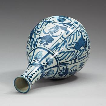 FLASKA, kraakporslin. Ming dynastin, Wanli (1572-1620).