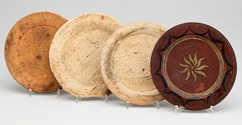 TALLRIKAR, 4 st, trä, allmoge, 1800-tal.