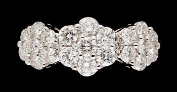 700. RING, 14k vitguld med 21 briljantslipade diamanter i tre rosetter.