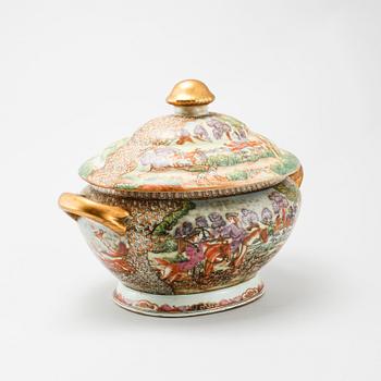 A porcelain tureen, second half of 20th century.