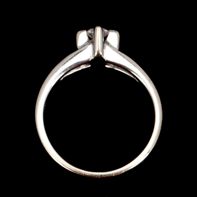 RING, vitguld 14K, briljantslipad diamant 0,18 ct. Vikt 3,2 g.  Intyg.