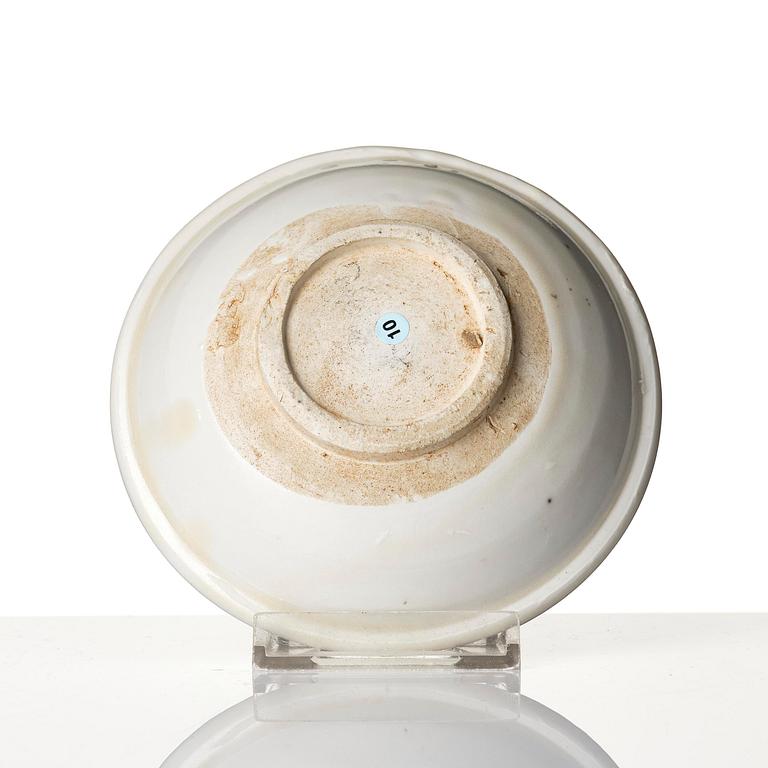 Skålar två stycken, vitglaserade samt kanna med lock, keramik, 1600-/1700-tal.