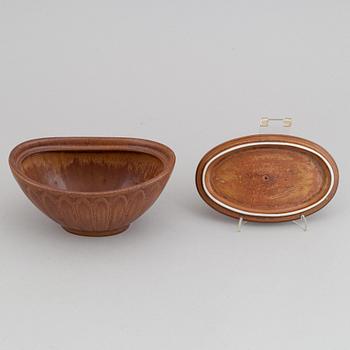 Gunnar Nylund, a set of two stoneware lidded bowls and a bowl, Rörstrand 1940's.