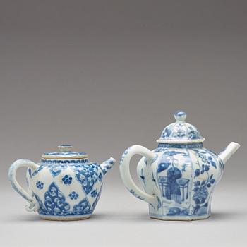 TEKANNOR, två stycken, porslin. Qingdynastin, Kangxi (1662-1722).