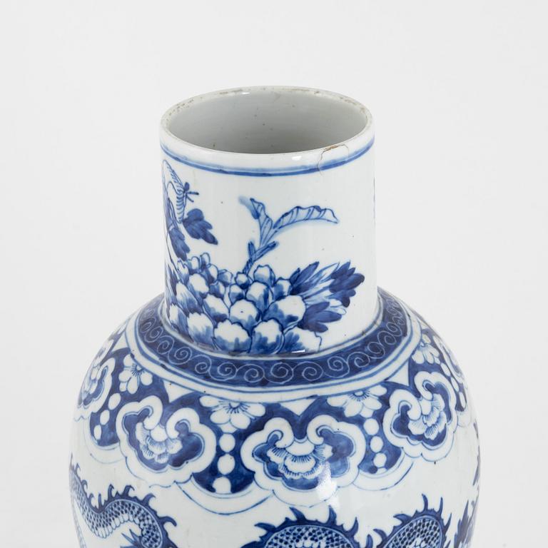 A blue and white 'dragon' vase with cover, late Qing dynasty / around 1900.