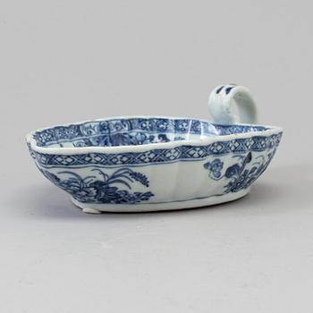 A blue and white sauce boat, Qing dynasty, Qianlong (1736-95).