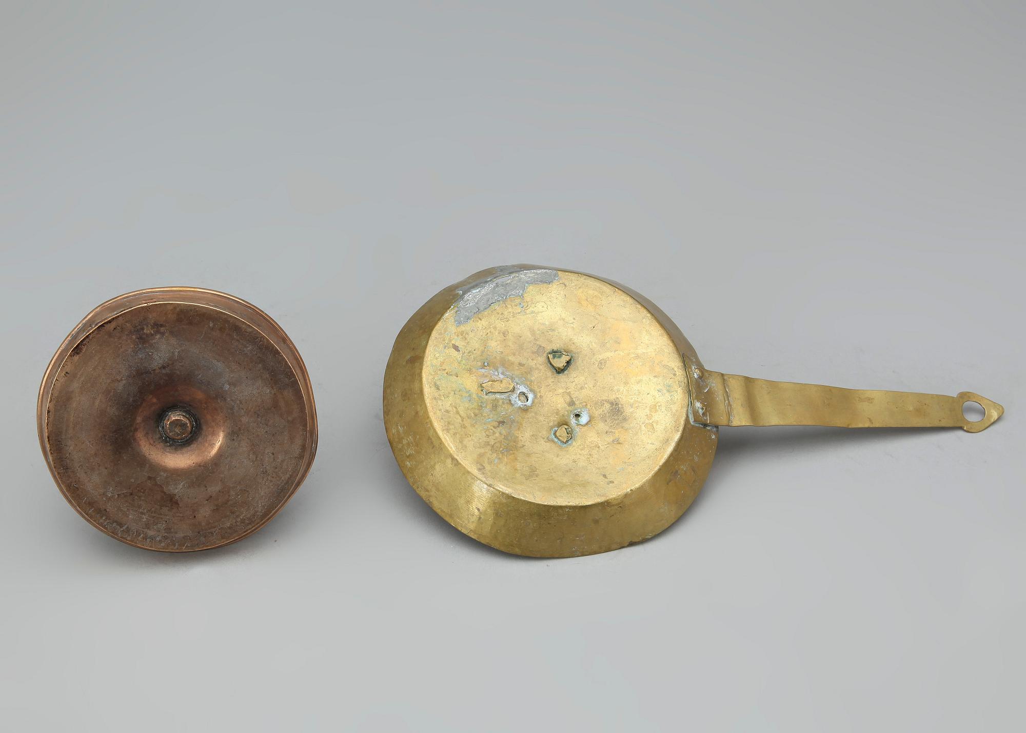 LJUSSTAKAR, 2 st, mässing samt koppar, 1800-tal.