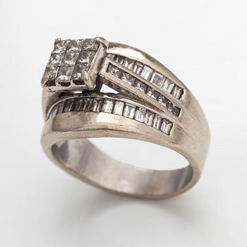 Ring, 14K vitguld, baguette- och princesslipade diamanter ca 1.90 ct tot.