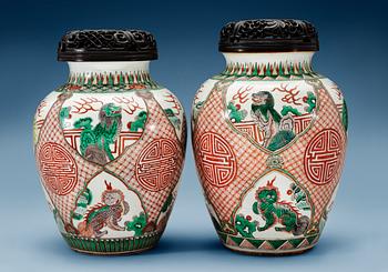 A set of two Wucai jar, Qing dynasty.